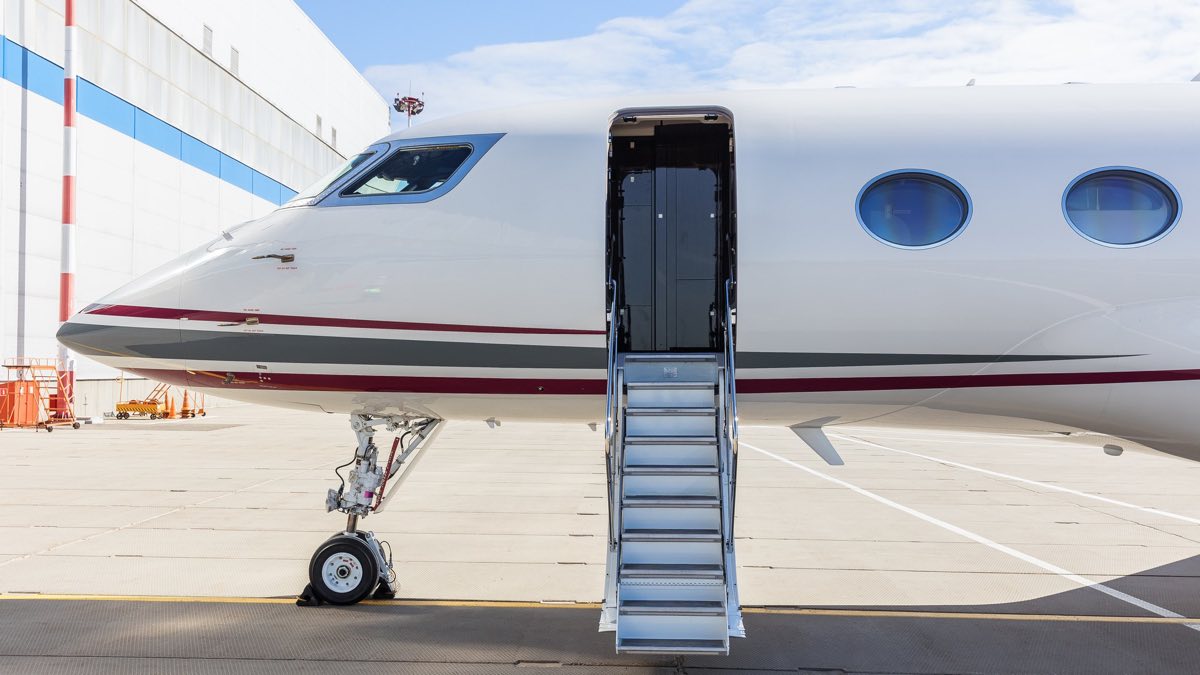 Gulfstream G650 с выпущенным трапом у ангара